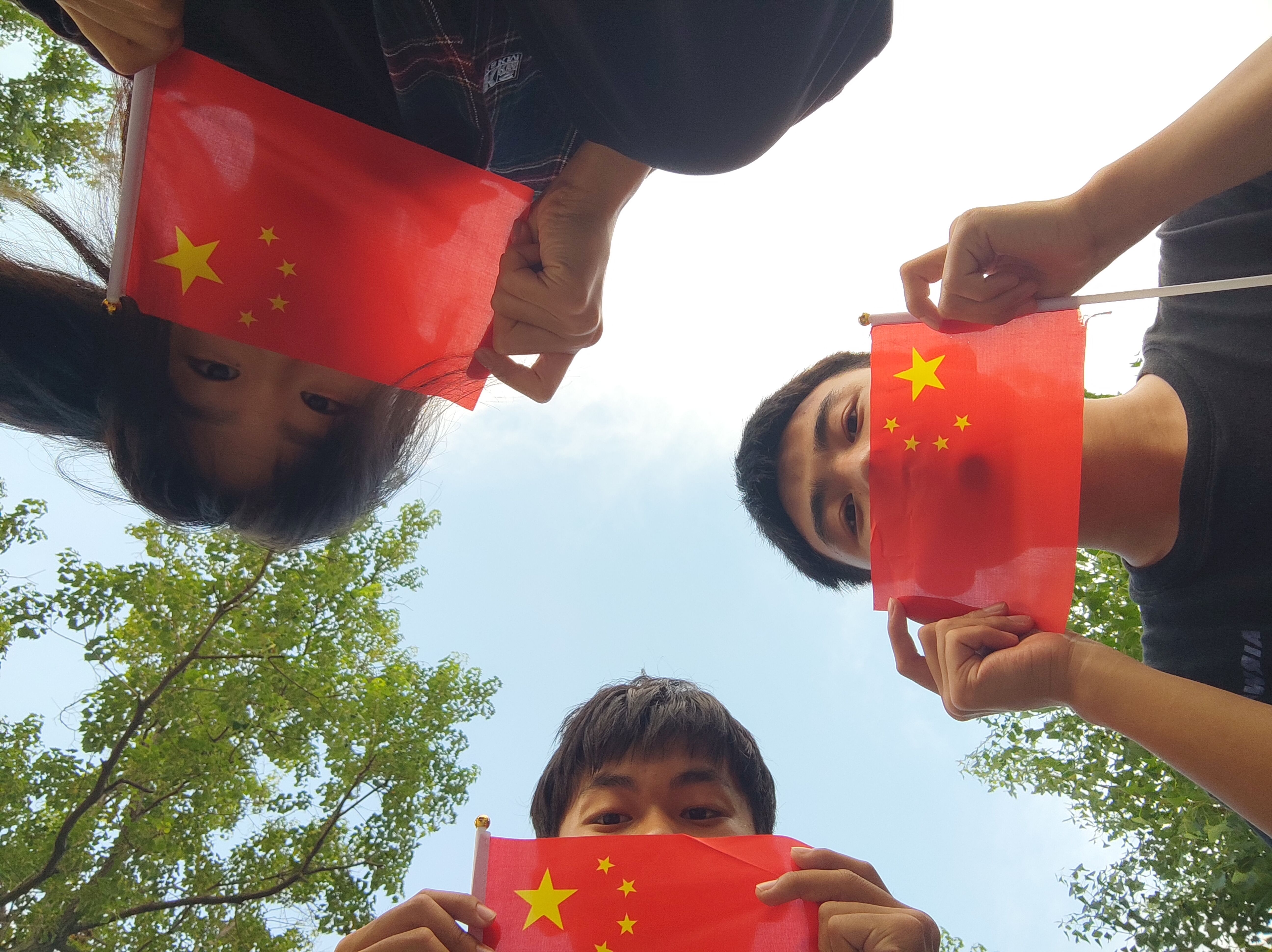 我与国旗合影,书写爱国情怀——自动化学院开展“我向祖国表白”主题团日活动-山东科技大学新闻网