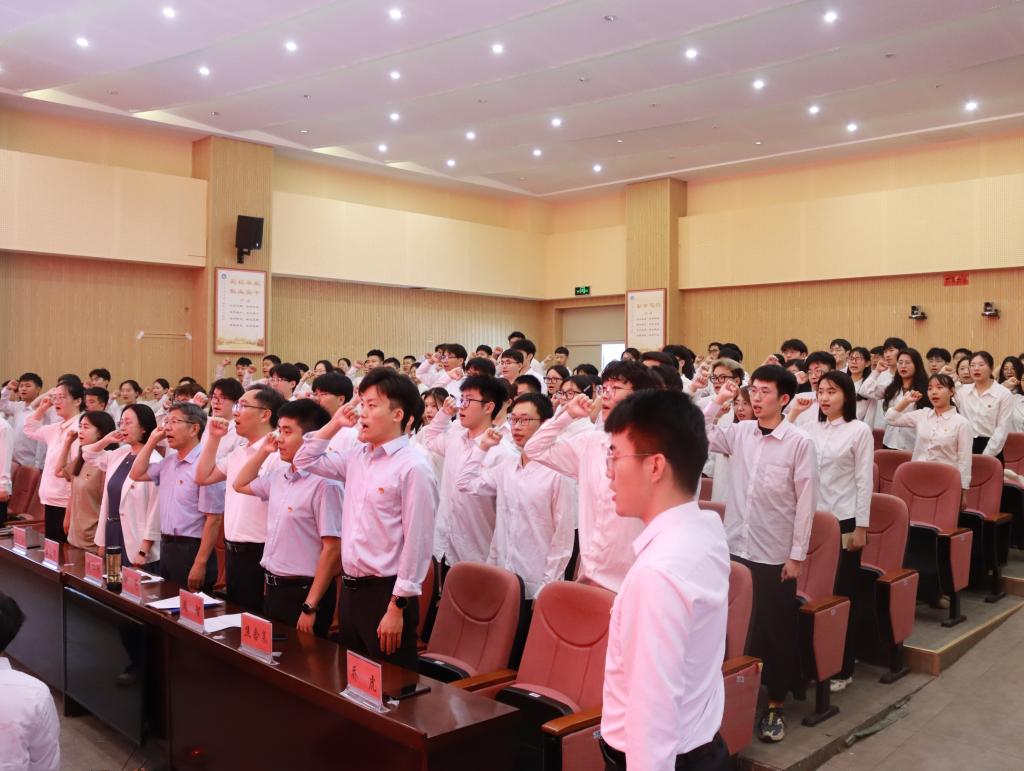 新党员入党宣誓暨毕业生党员重温入党誓词活动-山东科技大学新闻网