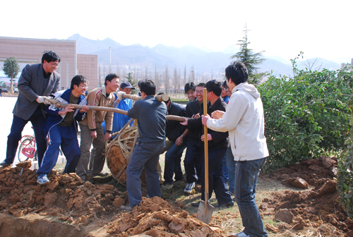 师生员工积极参加植树造林活动