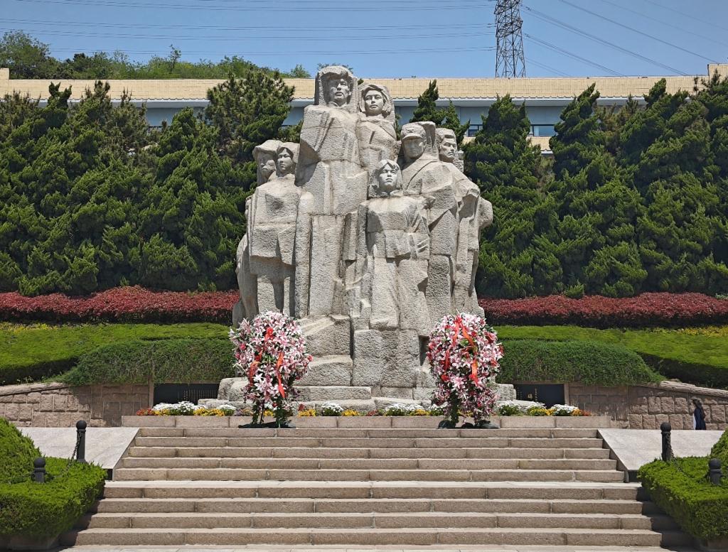青岛革命烈士纪念馆,松柏耸立,青翠葱茏,革命烈士塑像庄严肃穆