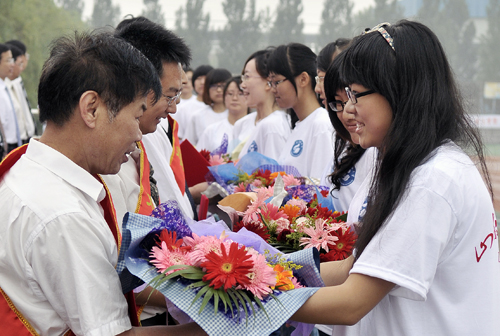 学生代表为“我最难忘的恩师”献花