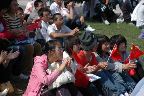 学生在广场收看国庆大典