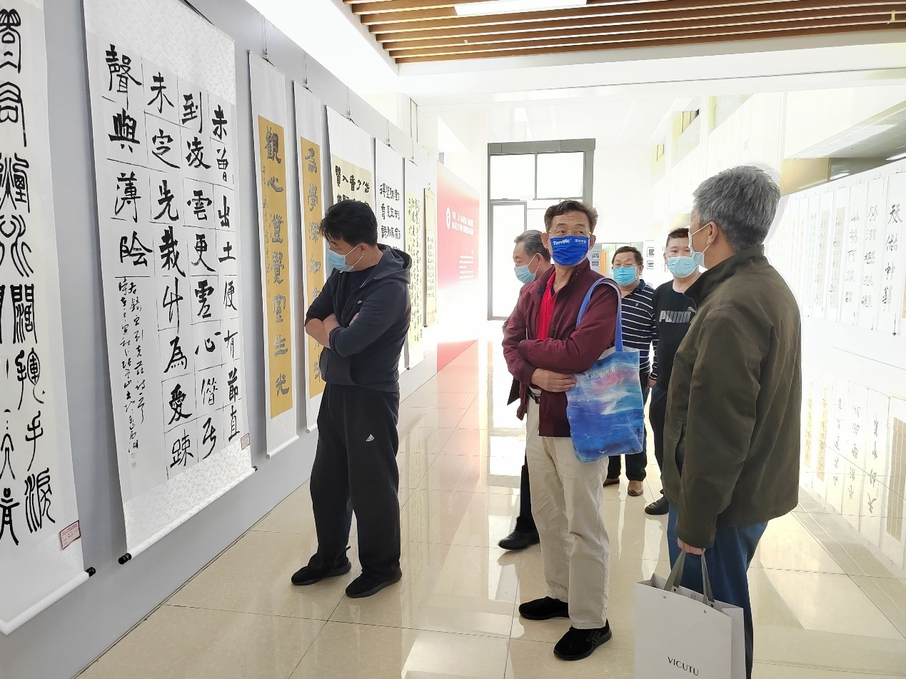 西海岸新区书协领导来校参观师生书画摄影艺术作品展-山东科技大学新闻网